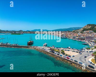 ZAKYNTHOS, GRÈCE - 20 JUIN 2024 : vue panoramique aérienne sur la ville de Zakynthos contre un beau ciel bleu d'été. Île de Zakynthos, mer Ionienne à weste Banque D'Images