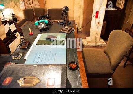 Bureaux de guerre de Churchill Winston Churchill Londres Royaume-Uni / LONDRES, Royaume-Uni — le bureau de Winston Churchill se trouve à l'intérieur de l'historique Churchill War Rooms, le complexe souterrain qui a servi de centre de commandement du gouvernement britannique pendant la seconde Guerre mondiale, présentant la salle de guerre du Cabinet et la salle des cartes conservées dans leur état d'origine. Banque D'Images