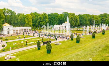 Partie ou élément de territoire du complexe muséal Peterhof avec ensembles architecturaux et jardins Banque D'Images
