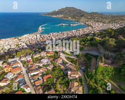 Vue panoramique aérienne sur la ville de Zakynthos sur l'île de Zakynthos en Grèce au coucher du soleil. Banque D'Images