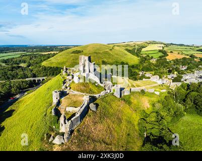 Ruines du château de Corfe d'un drone, Corfe Village, Purbeck Hills, Dorset, Angleterre, Europe Banque D'Images