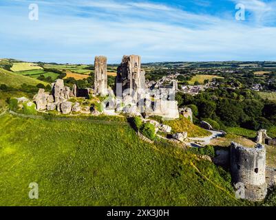 Ruines du château de Corfe d'un drone, Corfe Village, Purbeck Hills, Dorset, Angleterre, Europe Banque D'Images