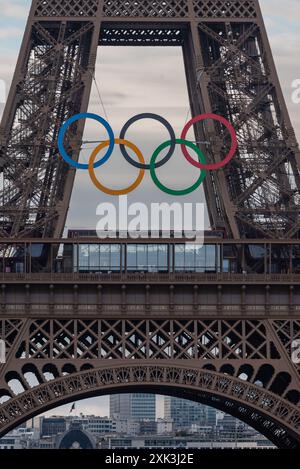 Anneaux olympiques placés sur la Tour Eiffel pour les Jeux Olympiques qui se tiendront dans la ville du 26 juillet au 11 août 2024. Paris, France, 17 juin 2024. Banque D'Images