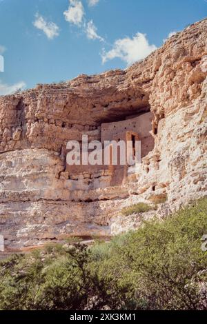 Septembre 1990 : Monument national du château de Montezuma, une tour de 20 pièces dans une falaise de calcaire imposante dans la Verde Valley, Arizona. Le peuple indigène Sinagua a commencé à construire des structures de vie permanentes dans la région vers 1050 EC. Le château de Montezuma était le troisième monument national, créé le 8 décembre 1906, dédié à la préservation de la culture amérindienne. Banque D'Images