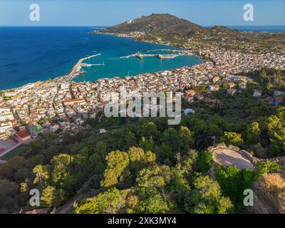 Vue panoramique aérienne sur la ville de Zakynthos sur l'île de Zakynthos en Grèce au coucher du soleil. Banque D'Images