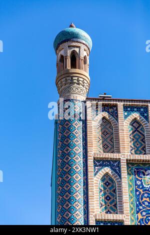 Détail du mur couvert de carreaux de céramique de style islamique, décorations géométriques et florales sur céramique émaillée colorée, art de carreaux anciens Banque D'Images