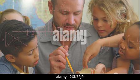 Image de formules mathématiques sur divers élèves et enseignants masculins à l'école Banque D'Images