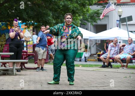 Sunbury, États-Unis. 20 juillet 2024. Drag king King Oliver Twist se produit au premier Sunbury Diversity Festival annuel à Sunbury, en Pennsylvanie, le 20 juillet 2024. Le Bureau de la diversité, de l’équité et de l’inclusion de la ville de Sunbury et l’Association pour l’inclusion, le respect et l’équité (AIRE) ont organisé l’événement qui visait à mettre en valeur la diversité de la vallée de Susquehanna avec des vendeurs, des artisans, de la nourriture et des divertissements. (Photo de Paul Weaver/Sipa USA) crédit : Sipa USA/Alamy Live News Banque D'Images