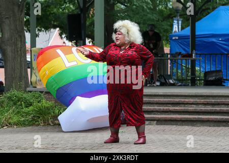 Sunbury, États-Unis. 20 juillet 2024. Alexus Daniels se produit dans un drag show au premier Sunbury Diversity Festival annuel à Sunbury, en Pennsylvanie, le 20 juillet 2024. Le Bureau de la diversité, de l’équité et de l’inclusion de la ville de Sunbury et l’Association pour l’inclusion, le respect et l’équité (AIRE) ont organisé l’événement qui visait à mettre en valeur la diversité de la vallée de Susquehanna avec des vendeurs, des artisans, de la nourriture et des divertissements. (Photo de Paul Weaver/Sipa USA) crédit : Sipa USA/Alamy Live News Banque D'Images