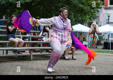 Sunbury, États-Unis. 20 juillet 2024. Drag king King Oliver Twist se produit au premier Sunbury Diversity Festival annuel à Sunbury, en Pennsylvanie, le 20 juillet 2024. Le Bureau de la diversité, de l’équité et de l’inclusion de la ville de Sunbury et l’Association pour l’inclusion, le respect et l’équité (AIRE) ont organisé l’événement qui visait à mettre en valeur la diversité de la vallée de Susquehanna avec des vendeurs, des artisans, de la nourriture et des divertissements. (Photo de Paul Weaver/Sipa USA) crédit : Sipa USA/Alamy Live News Banque D'Images