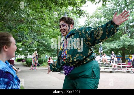 Sunbury, États-Unis. 20 juillet 2024. Drag king King Oliver Twist se produit au premier Sunbury Diversity Festival annuel à Sunbury, en Pennsylvanie, le 20 juillet 2024. Le Bureau de la diversité, de l’équité et de l’inclusion de la ville de Sunbury et l’Association pour l’inclusion, le respect et l’équité (AIRE) ont organisé l’événement qui visait à mettre en valeur la diversité de la vallée de Susquehanna avec des vendeurs, des artisans, de la nourriture et des divertissements. (Photo de Paul Weaver/Sipa USA) crédit : Sipa USA/Alamy Live News Banque D'Images