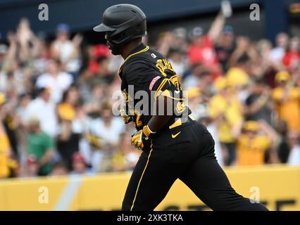 Pittsburgh, États-Unis. 20 juillet 2024. Andrew McCutchen (22 ans), outfielder des Pirates de Pittsburgh, fait le tour des bases après son homer de 431 pieds en solo contre les Phillies de Philadelphie en sixième manche au PNC Park le samedi 20 juillet 2024 à Pittsburgh. Photo par Archie Carpenter/UPI crédit : UPI/Alamy Live News Banque D'Images