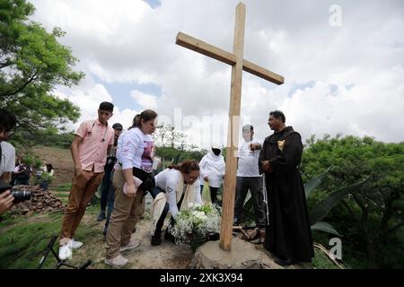 Queretaro, Mexique. 19 juillet 2024. Les membres d'un collectif de recherche célèbrent une cérémonie religieuse. Au cours d’une journée de recherche, le collectif Desaparecidos Querétaro a placé une croix symbolisant la paix sur une propriété de la communauté de Santa Barbara de la Cueva, dans la municipalité de San Juan del Río, Querétaro, où 3 corps ont été trouvés. Ils ont déjà été identifiés. Des canines de la Garde nationale ont également participé à la recherche. Crédit : SOPA images Limited/Alamy Live News Banque D'Images