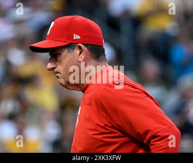 Pittsburgh, États-Unis. 20 juillet 2024. Rob Thomson (59 ans), entraîneur des Phillies de Philadelphie, revient au dugout lors de la sixième manche des Phillies 4-1 perdues face aux Pirates de Pittsburgh au PNC Park le samedi 20 juillet 2024 à Pittsburgh. Photo par Archie Carpenter/UPI crédit : UPI/Alamy Live News Banque D'Images