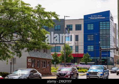 La mission de sauvetage W. Paul Wolf se trouve au-delà du bureau Hunter Hamilton Builder dans le centre-ville de Fort Wayne, Indiana, États-Unis. Banque D'Images