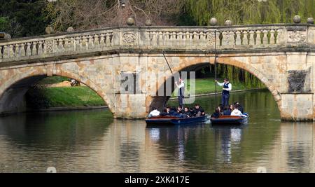 Punting sur la River Cam à Cambridge, Cambridgeshire, Angleterre, Royaume-Uni Banque D'Images