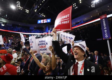 Milwaukee, Wisconsin, États-Unis 18 juillet 2024. Les délégués encouragent l'ancien président Donald J. Trump alors qu'il accepte la nomination à la présidence républicaine des États-Unis. (Crédit image : © Pat A. Robinson/ZUMA Press Wire) USAGE ÉDITORIAL SEULEMENT! Non destiné à UN USAGE commercial ! Banque D'Images