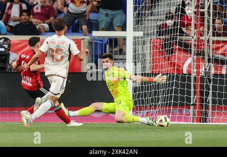 Harrison, NJ, États-Unis. 20 juillet 2024. Le gardien de but du FC Cincinnati Roman Celentano (18 ans) s'étire pour tenter de faire l'économie lors d'un match en MLS entre le FC Cincinnati et les Red Bulls de New York au Red Bull Arena à Harrison, NJ Mike Langish/CSM (crédit image : © Mike Langish/Cal Sport Media) (crédit image : © Mike Langish/Cal Sport Media). Crédit : csm/Alamy Live News Banque D'Images