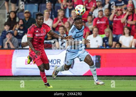 Kansas City, États-Unis. 20 juillet 2024 : L'attaquant Willy Agada (23 ans) du Sporting Kansas City et le défenseur Joshua Yaro (15 ans) du Sporting Kansas City poursuivent après le ballon au Childrens Mercy Park à Kansas City, KS. David Smith/CSM crédit : CAL Sport Media/Alamy Live News Banque D'Images