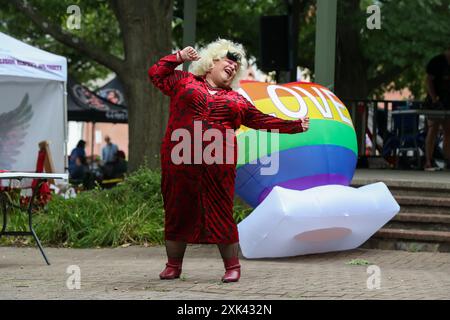 Sunbury, États-Unis. 20 juillet 2024. Alexus Daniels se produit dans un spectacle de drag au premier Sunbury Diversity Festival annuel. Le Bureau de la diversité, de l’équité et de l’inclusion de la ville de Sunbury et l’Association pour l’inclusion, le respect et l’équité (AIRE) ont organisé l’événement qui visait à mettre en valeur la diversité de la vallée de Susquehanna avec des vendeurs, des artisans, de la nourriture et des divertissements. Crédit : SOPA images Limited/Alamy Live News Banque D'Images