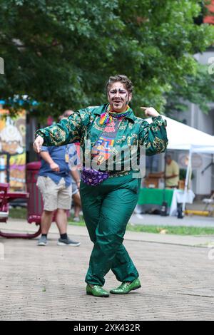 Sunbury, États-Unis. 20 juillet 2024. Drag king Oliver Twist se produit au premier Sunbury Diversity Festival annuel. Le Bureau de la diversité, de l’équité et de l’inclusion de la ville de Sunbury et l’Association pour l’inclusion, le respect et l’équité (AIRE) ont organisé l’événement qui visait à mettre en valeur la diversité de la vallée de Susquehanna avec des vendeurs, des artisans, de la nourriture et des divertissements. Crédit : SOPA images Limited/Alamy Live News Banque D'Images