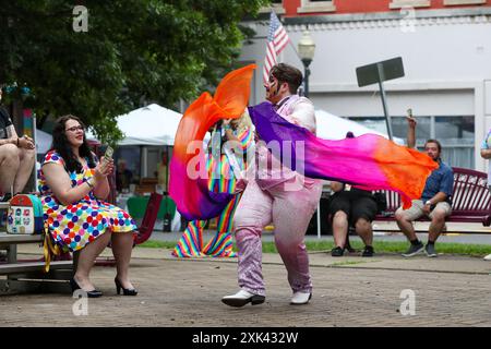 Sunbury, États-Unis. 20 juillet 2024. Drag king Oliver Twist se produit au premier Sunbury Diversity Festival annuel. Le Bureau de la diversité, de l’équité et de l’inclusion de la ville de Sunbury et l’Association pour l’inclusion, le respect et l’équité (AIRE) ont organisé l’événement qui visait à mettre en valeur la diversité de la vallée de Susquehanna avec des vendeurs, des artisans, de la nourriture et des divertissements. Crédit : SOPA images Limited/Alamy Live News Banque D'Images