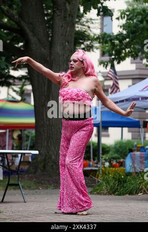 Sunbury, États-Unis. 20 juillet 2024. Jacob Kelley joue Trixy Valentine dans un spectacle de drag au premier Sunbury Diversity Festival annuel. Le Bureau de la diversité, de l’équité et de l’inclusion de la ville de Sunbury et l’Association pour l’inclusion, le respect et l’équité (AIRE) ont organisé l’événement qui visait à mettre en valeur la diversité de la vallée de Susquehanna avec des vendeurs, des artisans, de la nourriture et des divertissements. Crédit : SOPA images Limited/Alamy Live News Banque D'Images