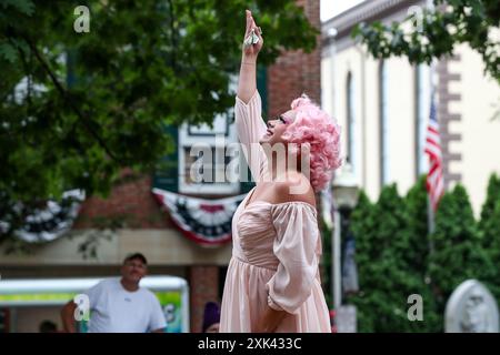 Sunbury, États-Unis. 20 juillet 2024. Jacob Kelley joue Trixy Valentine dans un spectacle de drag au premier Sunbury Diversity Festival annuel. Le Bureau de la diversité, de l’équité et de l’inclusion de la ville de Sunbury et l’Association pour l’inclusion, le respect et l’équité (AIRE) ont organisé l’événement qui visait à mettre en valeur la diversité de la vallée de Susquehanna avec des vendeurs, des artisans, de la nourriture et des divertissements. Crédit : SOPA images Limited/Alamy Live News Banque D'Images