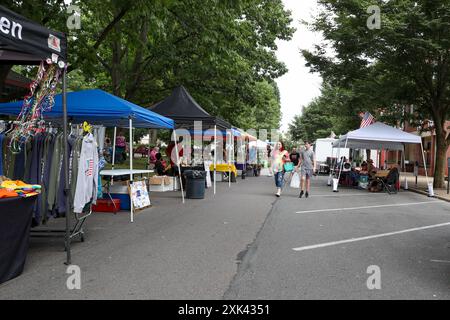 Sunbury, États-Unis. 20 juillet 2024. Des stands de fournisseurs bordent Market Street lors du premier festival annuel de la diversité de Sunbury. Le Bureau de la diversité, de l’équité et de l’inclusion de la ville de Sunbury et l’Association pour l’inclusion, le respect et l’équité (AIRE) ont organisé l’événement qui visait à mettre en valeur la diversité de la vallée de Susquehanna avec des vendeurs, des artisans, de la nourriture et des divertissements. Crédit : SOPA images Limited/Alamy Live News Banque D'Images