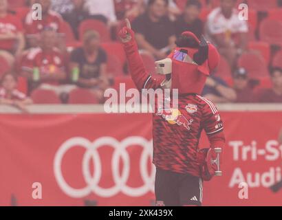 Harrison, NJ, États-Unis. 20 juillet 2024. Mascotte des Red Bulls avant un match en MLS entre le FC Cincinnati et les New York Red Bulls au Red Bull Arena de Harrison, NJ Mike Langish/CSM/Alamy Live News Banque D'Images