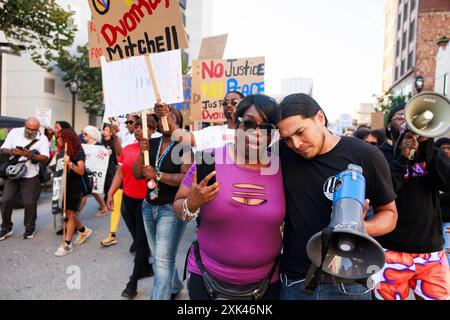 MILWAUKEE, WISCONSIN - 18 JUILLET : les manifestants marchent et protestent contre la mort de deux Noirs, Samuel Sharpe Jr.., aux mains de la police de la ville au RNC, et D’Vontaye Mitchell, qui aurait été battu par des employés de l’hôtel, le dernier jour de la Convention nationale républicaine (RNC) le 18 juillet 2024, à Milwaukee, Wisconsin. La convention s'est déroulée comme prévu malgré la tentative d'assassinat contre l'ancien président Donald J Trump et s'est conclue par l'acceptation de la nomination présidentielle de son parti. Banque D'Images