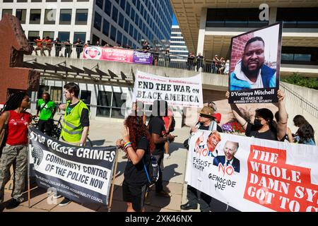 MILWAUKEE, WISCONSIN - 18 JUILLET : les manifestants marchent et protestent contre la mort de deux Noirs, Samuel Sharpe Jr.., aux mains de la police de la ville au RNC, et D’Vontaye Mitchell, qui aurait été battu par des employés de l’hôtel, le dernier jour de la Convention nationale républicaine (RNC) le 18 juillet 2024, à Milwaukee, Wisconsin. La convention s'est déroulée comme prévu malgré la tentative d'assassinat contre l'ancien président Donald J Trump et s'est conclue par l'acceptation de la nomination présidentielle de son parti. Banque D'Images