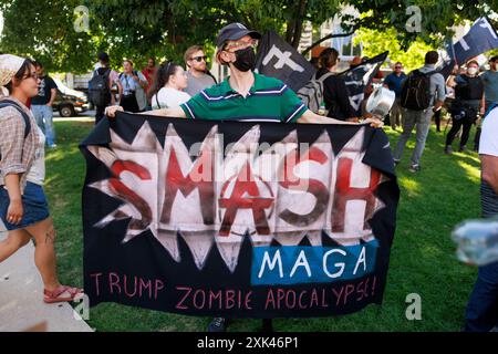 MILWAUKEE, WISCONSIN - 18 JUILLET : une personne tient un drapeau en lisant, « Smash MAGA, Trump Zombie Apocalypse », alors que les arotesters marchent et protestent contre la mort de deux hommes noirs, Samuel Sharpe Jr.., aux mains de la police de la ville au RNC, et D’Vontaye Mitchell, qui aurait été battu par des employés de l’hôtel, le dernier jour de la Convention nationale républicaine (RNC), le 18 juillet 2024, à Milwaukee, Wisconsin. La convention s'est déroulée comme prévu malgré la tentative d'assassinat contre l'ancien président Donald J Trump et s'est conclue par l'acceptation de la nomination présidentielle de son parti. Banque D'Images