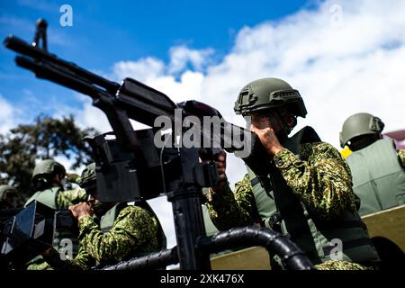 Bogota, Colombie. 20 juillet 2024. Des membres de la marine colombienne participent au 214e anniversaire du défilé militaire de l'indépendance de la Colombie à Bogota, le 20 juillet 2024. Photo par : Sebastian Barros/long Visual Press crédit : long Visual Press/Alamy Live News Banque D'Images