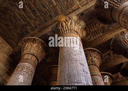 Sculptures égyptiennes anciennes et décorations sur les colonnes et le plafond du temple Khnum à Esna, Louxor, Égypte Banque D'Images