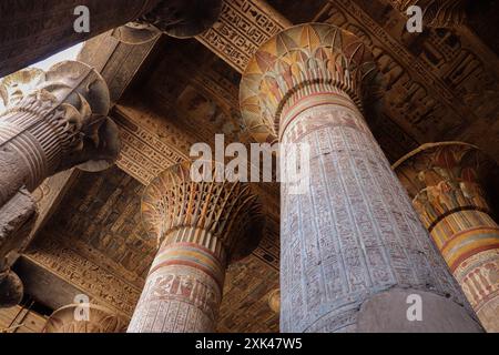 Sculptures égyptiennes anciennes et décorations sur les colonnes et le plafond du temple Khnum à Esna, Louxor, Égypte Banque D'Images