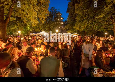 Kocherlball am Chinesischen Turm, Biertrinken BEI Kerzenschein um 4:40 Uhr, München, 21. Juillet 2024 Deutschland, München, 21. Juillet 2024, Biertrinken BEI Kerzenschein um 4:40 Uhr, Kocherlball am Chinesischen Turm, fast alle Plätze an den Biertischen sind schon belegt, Englischer Garten, Besucher feiern Früh morgens, noch halb in der Nacht trinken ein Bier, essen eine Brotzeit, tragen Tracht, tradition entstand im 19. Jahrhundert, als HausPersonal, Dienstboten und KöchInnen in den frühen Morgenstunden vor Dienstbeginn gefeiert und getanzt haben, tradition wurde ab 1989 wiederbelebt, traditionell Banque D'Images