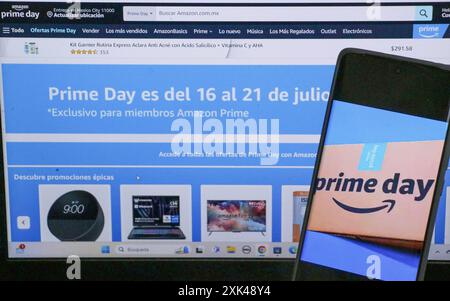 Les gens profitent des offres Amazon Prime Day dans cette illustration photo la publicité Amazon est vue sur un ordinateur portable qui offre des promotions disponibles sur son site officiel pour célébrer sa dixième édition d'Amazon Prime Day du 16 au 21 juillet, pendant cette période, les membres Amazon Prime ont accès à des offres incroyables. Le 19 juillet 2024 à Mexico, Mexique. Mexico City CDMX Mexique Copyright : xJosexLuisxToralesx Banque D'Images