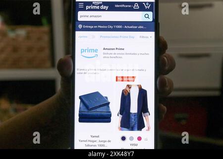 Les gens profitent des offres Amazon Prime Day dans cette illustration photo la publicité Amazon est vue sur un téléphone portable qui offre des promotions disponibles sur son site officiel pour célébrer sa dixième édition d'Amazon Prime Day du 16 au 21 juillet, pendant cette période, les membres Amazon Prime ont accès à des offres incroyables. Le 19 juillet 2024 à Mexico, Mexique. Mexico City CDMX Mexique Copyright : xJosexLuisxToralesx Banque D'Images