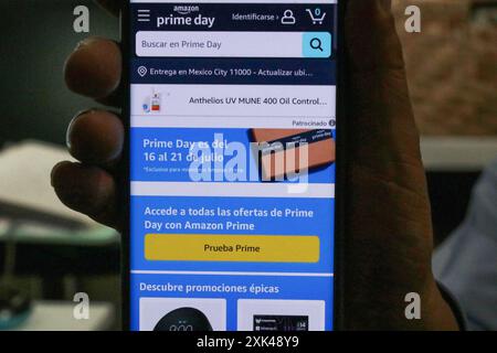 Les gens profitent des offres Amazon Prime Day dans cette illustration photo la publicité Amazon est vue sur un téléphone portable qui offre des promotions disponibles sur son site officiel pour célébrer sa dixième édition d'Amazon Prime Day du 16 au 21 juillet, pendant cette période, les membres Amazon Prime ont accès à des offres incroyables. Le 19 juillet 2024 à Mexico, Mexique. Mexico City CDMX Mexique Copyright : xJosexLuisxToralesx Banque D'Images