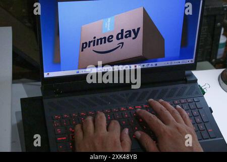 Les gens profitent des offres Amazon Prime Day dans cette illustration photo la publicité Amazon est vue sur un ordinateur portable qui offre des promotions disponibles sur son site officiel pour célébrer sa dixième édition d'Amazon Prime Day du 16 au 21 juillet, pendant cette période, les membres Amazon Prime ont accès à des offres incroyables. Le 19 juillet 2024 à Mexico, Mexique. Mexico City CDMX Mexique Copyright : xJosexLuisxToralesx Banque D'Images