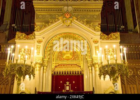 Dohany Street Synagogue intérieur - la plus grande synagogue néolog du monde - construit en 1854 - style byzantin-mauresque - Budapest, Hongrie Banque D'Images