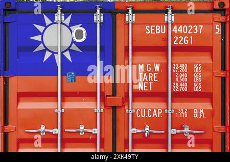 Drapeau taïwanais représenté sur les portes métalliques du conteneur de fret maritime à l'extérieur dans la zone des docks en gros plan Banque D'Images