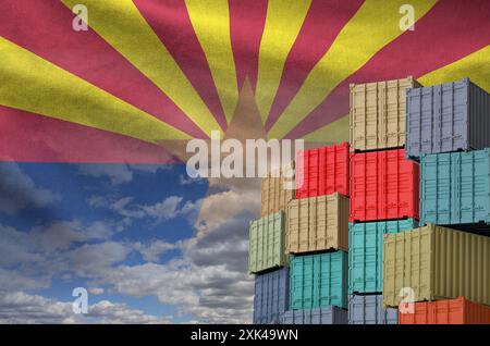 Arizaona drapeau de l'État américain et grande pile de conteneurs de fret maritime dans les docks avec fond de ciel en gros plan Banque D'Images