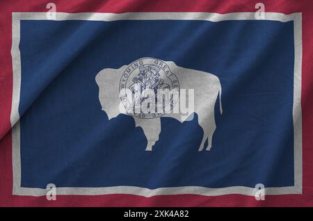 Drapeau de l'État américain du Wyoming représenté sur un tissu ondulé plié de vieux tissus en gros plan Banque D'Images