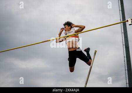 Banska Bystrica, Slovaquie. 20 juillet 2024. Le belge Mathias Urbanczyk en action lors de la compétition masculine de saut à la perche, lors des Championnats d'Europe d'athlétisme U18, à Banska Bystrica, Slovaquie, samedi 20 juillet 2024. Les championnats d'Europe U18 se déroulent du 18 au 21 juillet. BELGA PHOTO COEN SCHILDERMAN crédit : Belga News Agency/Alamy Live News Banque D'Images