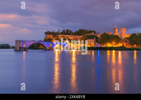 Une veille après le coucher du soleil au crépuscule au Pont Saint-Bénézet, mieux connu sous le nom de Pont d'Avignon, vestige d'un pont en arc historique sur la rivière Rhône i Banque D'Images