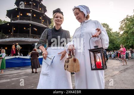 Kocherlball am Chinesischen Turm, Besucherinnen mit Laterne und Nachthemd um 5:40 Uhr, München, 21. Juillet 2024 Deutschland, München, 21. Juillet 2024, Besucherinnen mit Laterne und Nachthemd um 5:40 Uhr, Kocherlball am Chinesischen Turm, Englischer Garten, tradition entstand im 19. Jahrhundert, als HausPersonal, Dienstboten und KöchInnen in den frühen Morgenstunden vor Dienstbeginn gefeiert und getanzt haben, tradition wurde ab 1989 wiederbelebt, traditionell am 3. Sonntag im Juli, feiern, tradition, traditionell, Bayern, typisch bayerisch, Frühaufsteher, Oberbayern, *** Kocherlball au Chinese Banque D'Images