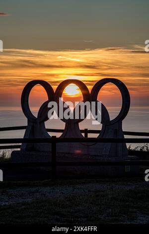 Anneaux olympiques surplombant Chesil Beach, Portland Dorset au coucher du soleil Banque D'Images