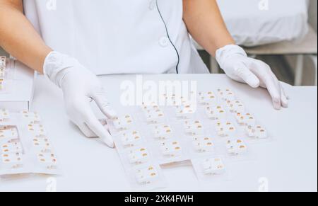 union de la mode et des normes de sécurité médicale dans la préparation des boucles d'oreilles perce-oreilles Banque D'Images